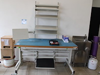 Verrijdbare magazijn werktafel met tabletsteun, 5 planken en voetenplank. afmeting 150 x 85 x 90 cm. - afbeelding 1 van  2