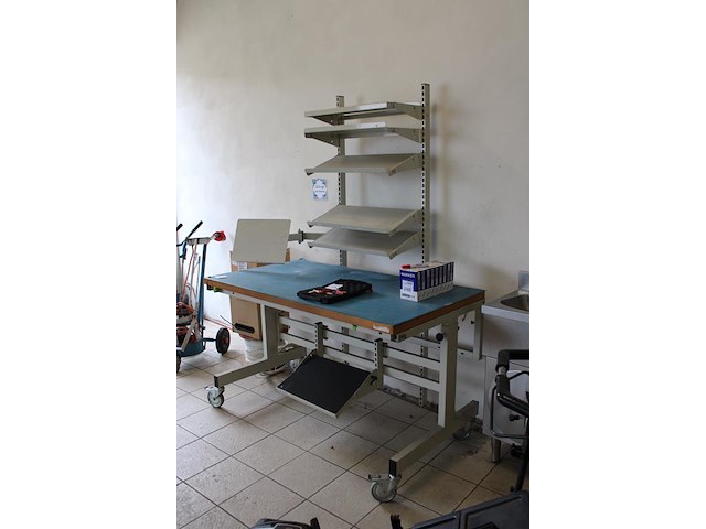 Verrijdbare magazijn werktafel met tabletsteun, 5 planken en voetenplank. afmeting 150 x 85 x 90 cm. - afbeelding 2 van  2