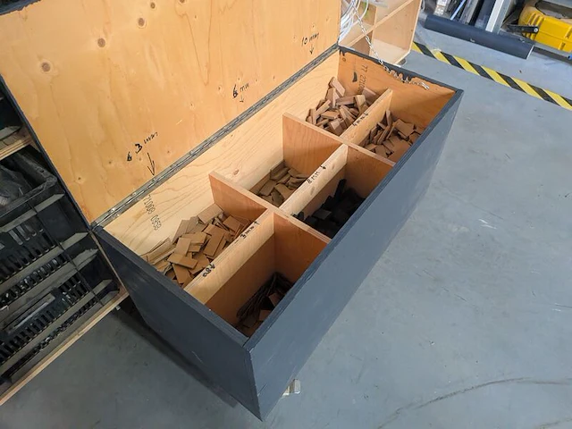 Verrijdbare magazijnkast met inhoud - afbeelding 5 van  14