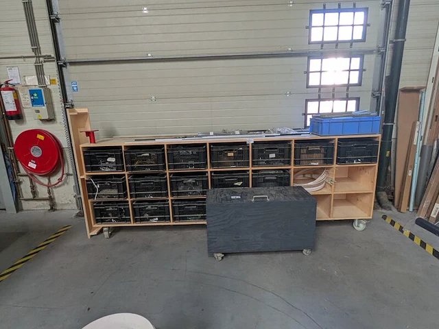 Verrijdbare magazijnkast met inhoud - afbeelding 1 van  14