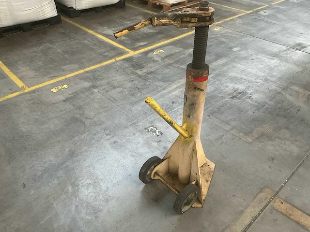 Verrijdbare mechanische steunpoot met spindel en steunplaat - afbeelding 4 van  9