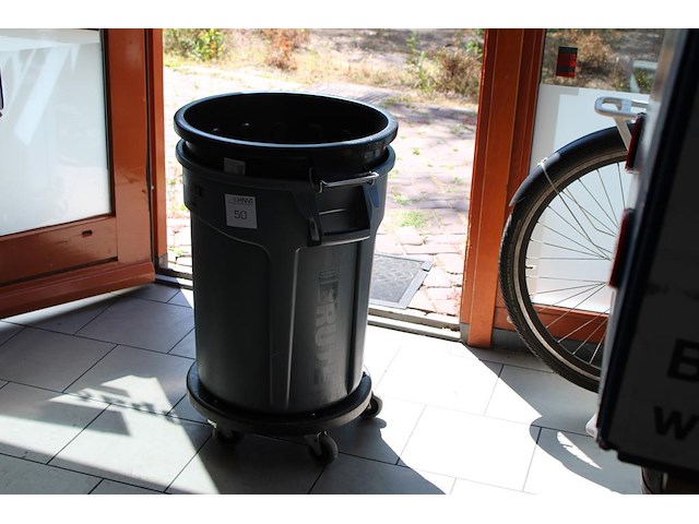 Verrijdbare prullenbak rubbermate, type brute, hoogte 78 cm. - afbeelding 1 van  2
