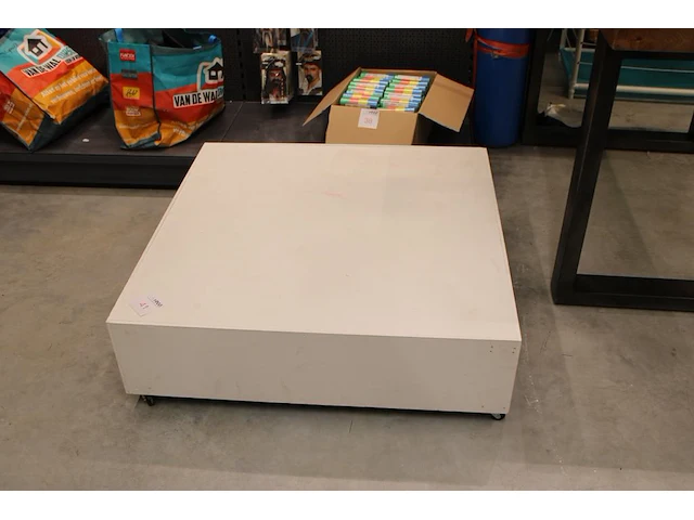 Verrijdbare showtafel. afmeting 100 x 100 cm. hoogte 30 cm - afbeelding 1 van  2
