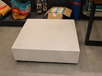 Verrijdbare showtafel. afmeting 100 x 100 cm. hoogte 30 cm