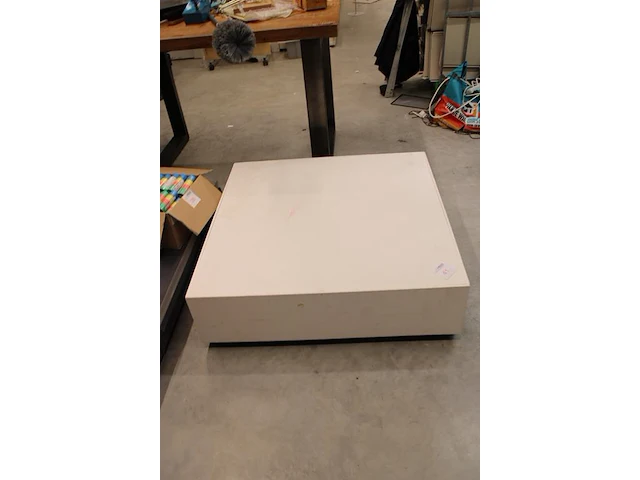 Verrijdbare showtafel. afmeting 100 x 100 cm. hoogte 30 cm - afbeelding 2 van  2