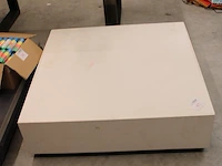 Verrijdbare showtafel. afmeting 100 x 100 cm. hoogte 30 cm - afbeelding 2 van  2