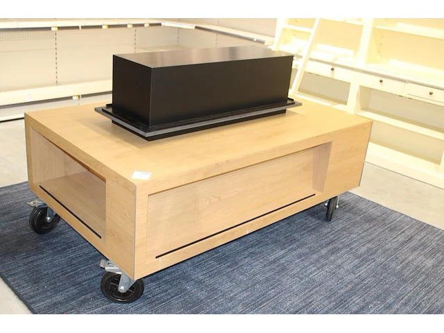 Verrijdbare showtafel met opzetstuk met boek/platenrand. afmeting 175 x 105 cm. hoogte zonder opzetstuk 68 cm. - afbeelding 1 van  6