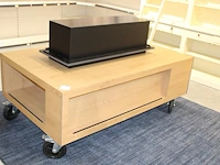 Verrijdbare showtafel met opzetstuk met boek/platenrand. afmeting 175 x 105 cm. hoogte zonder opzetstuk 68 cm.