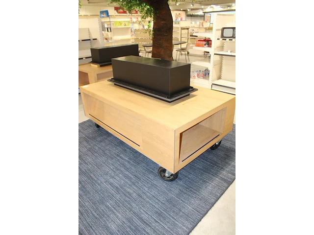 Verrijdbare showtafel met opzetstuk met boek/platenrand. afmeting 175 x 105 cm. hoogte zonder opzetstuk 68 cm. - afbeelding 2 van  6