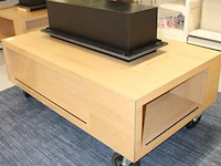 Verrijdbare showtafel met opzetstuk met boek/platenrand. afmeting 175 x 105 cm. hoogte zonder opzetstuk 68 cm. - afbeelding 2 van  6