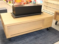 Verrijdbare showtafel met opzetstuk met boek/platenrand. afmeting 175 x 105 cm. hoogte zonder opzetstuk 68 cm. - afbeelding 3 van  6