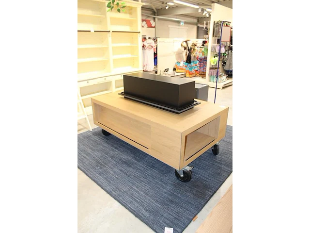 Verrijdbare showtafel met opzetstuk met boek/platenrand. afmeting 175 x 105 cm. hoogte zonder opzetstuk 68 cm. - afbeelding 4 van  6