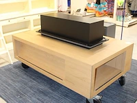 Verrijdbare showtafel met opzetstuk met boek/platenrand. afmeting 175 x 105 cm. hoogte zonder opzetstuk 68 cm. - afbeelding 4 van  6