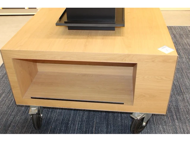Verrijdbare showtafel met opzetstuk met boek/platenrand. afmeting 175 x 105 cm. hoogte zonder opzetstuk 68 cm. - afbeelding 6 van  6