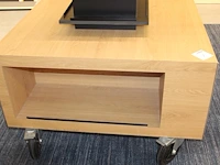 Verrijdbare showtafel met opzetstuk met boek/platenrand. afmeting 175 x 105 cm. hoogte zonder opzetstuk 68 cm. - afbeelding 6 van  6