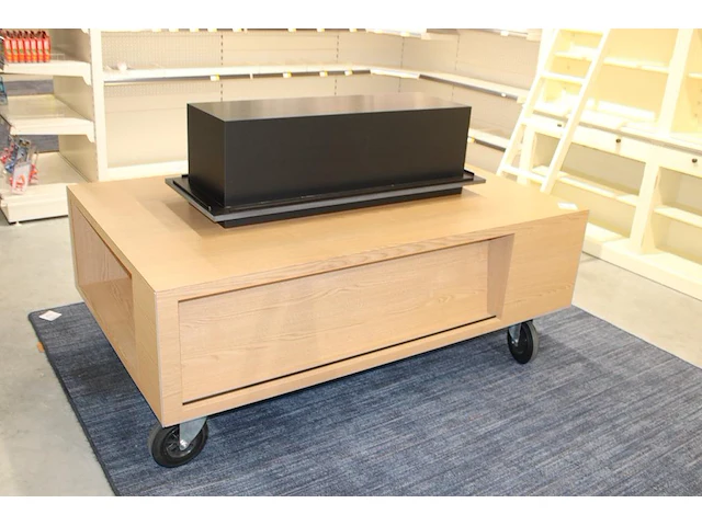 Verrijdbare showtafel met opzetstuk met boek/platenrand. afmeting 175 x 105 cm. hoogte zonder opzetstuk 68 cm. - afbeelding 1 van  6