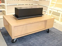 Verrijdbare showtafel met opzetstuk met boek/platenrand. afmeting 175 x 105 cm. hoogte zonder opzetstuk 68 cm.