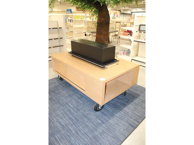 Verrijdbare showtafel met opzetstuk met boek/platenrand. afmeting 175 x 105 cm. hoogte zonder opzetstuk 68 cm. - afbeelding 2 van  6