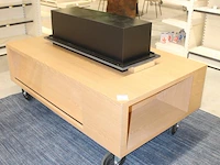 Verrijdbare showtafel met opzetstuk met boek/platenrand. afmeting 175 x 105 cm. hoogte zonder opzetstuk 68 cm. - afbeelding 2 van  6