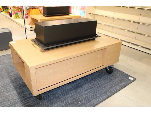 Verrijdbare showtafel met opzetstuk met boek/platenrand. afmeting 175 x 105 cm. hoogte zonder opzetstuk 68 cm. - afbeelding 3 van  6