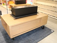 Verrijdbare showtafel met opzetstuk met boek/platenrand. afmeting 175 x 105 cm. hoogte zonder opzetstuk 68 cm. - afbeelding 3 van  6