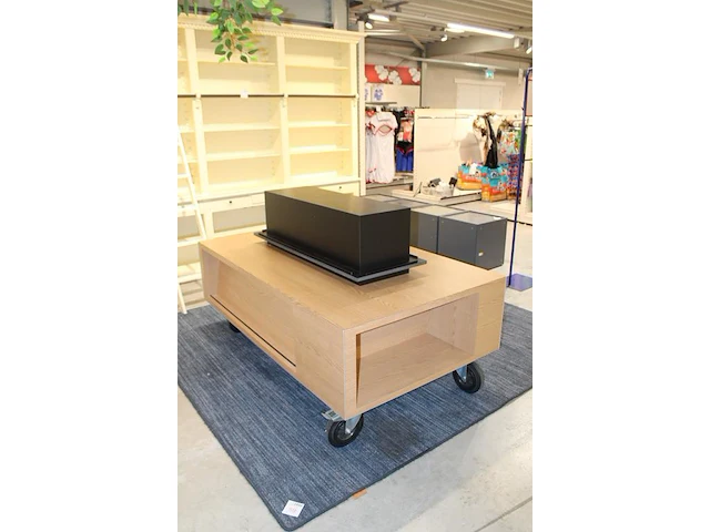 Verrijdbare showtafel met opzetstuk met boek/platenrand. afmeting 175 x 105 cm. hoogte zonder opzetstuk 68 cm. - afbeelding 4 van  6