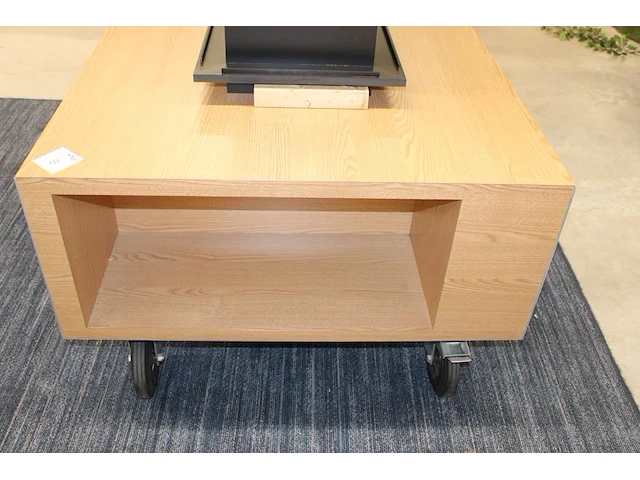 Verrijdbare showtafel met opzetstuk met boek/platenrand. afmeting 175 x 105 cm. hoogte zonder opzetstuk 68 cm. - afbeelding 6 van  6