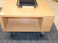 Verrijdbare showtafel met opzetstuk met boek/platenrand. afmeting 175 x 105 cm. hoogte zonder opzetstuk 68 cm. - afbeelding 6 van  6