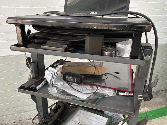 Verrijdbare wagen met laptop - afbeelding 3 van  5
