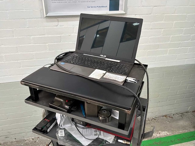 Verrijdbare wagen met laptop - afbeelding 2 van  5