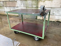 Verrijdbare werkbank met bankschroef