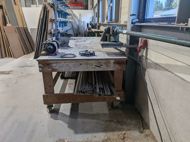 Verrijdbare werkbank met inhoud - afbeelding 8 van  13