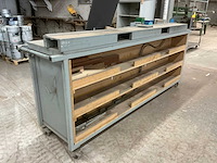 Verrijdbare werkbank met maco pneumatische stans - afbeelding 1 van  1