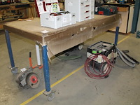 Verrijdbare werktafel 100 x 200 x 90 cm met metalen onderstel. let op! exclusief producten op tafel. - afbeelding 1 van  2