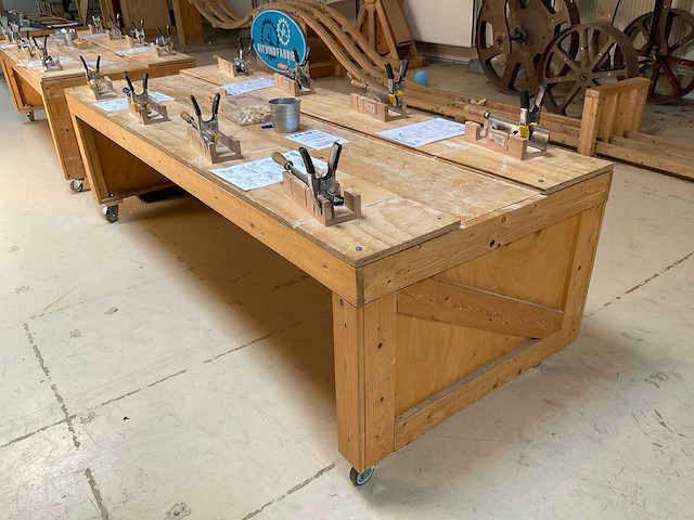 Verrijdbare werktafel met 8x verstekbak en zaag - afbeelding 1 van  6