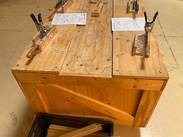 Verrijdbare werktafel met 8x verstekbak en zaag - afbeelding 5 van  6