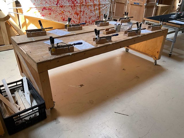 Verrijdbare werktafel met 8x verstekbak en zaag - afbeelding 6 van  7