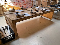 Verrijdbare werktafel met 8x verstekbak en zaag - afbeelding 6 van  7
