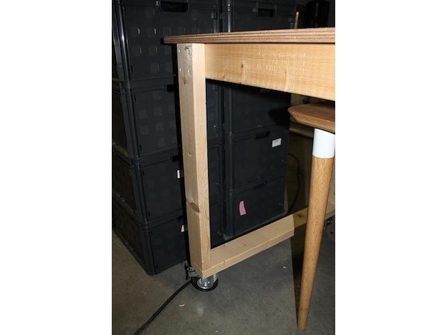 Verrijdbare werktafel met afmeting 200 x 80 x 90 cm. - afbeelding 2 van  3