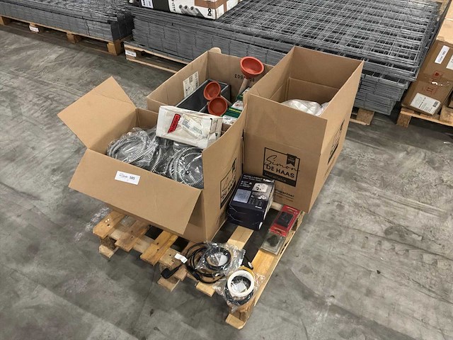 Verschillende badkamer/installatie accessoires. (65x) - afbeelding 1 van  9