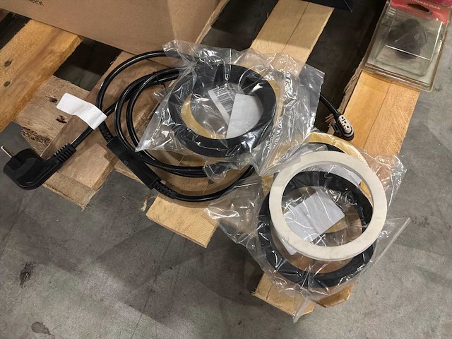 Verschillende badkamer/installatie accessoires. (65x) - afbeelding 5 van  9