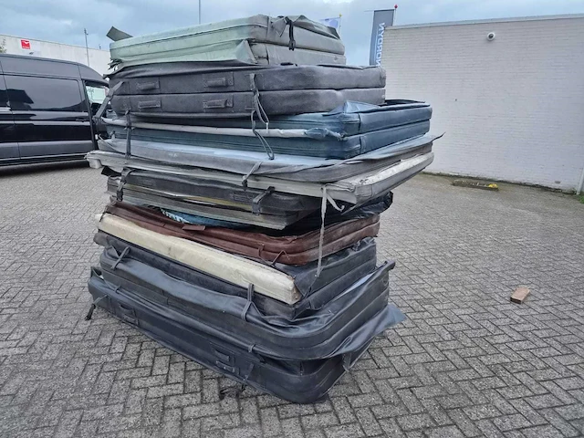 Verschillende deksels jacuzzi en buitenspa - afbeelding 2 van  3