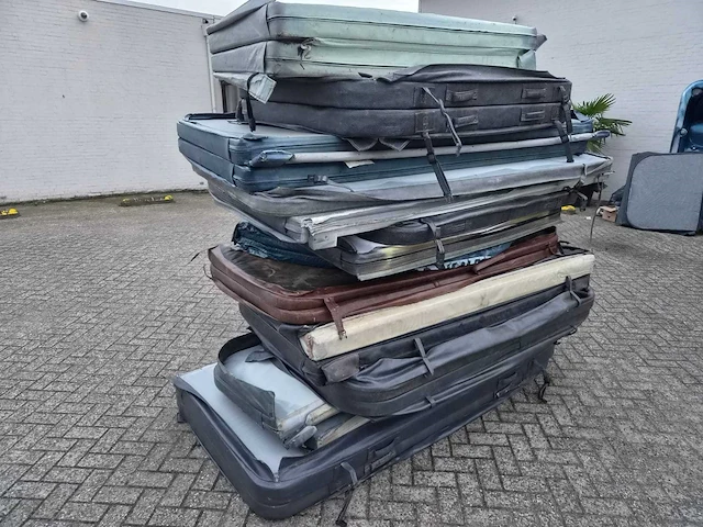 Verschillende deksels jacuzzi en buitenspa - afbeelding 1 van  3