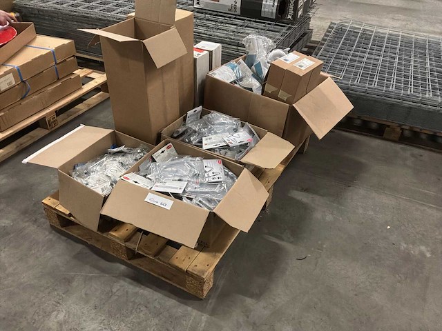 Verschillende dozen accessoires en aansluit materiaal. (9x) - afbeelding 1 van  11