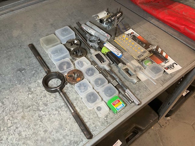 Verschillende draadsnij gereedschappen - afbeelding 3 van  3