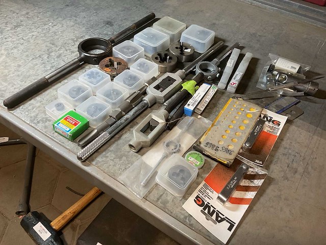 Verschillende draadsnij gereedschappen - afbeelding 1 van  3