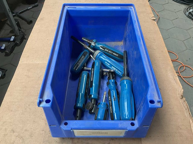 Verschillende garagegereedschappen - afbeelding 1 van  1