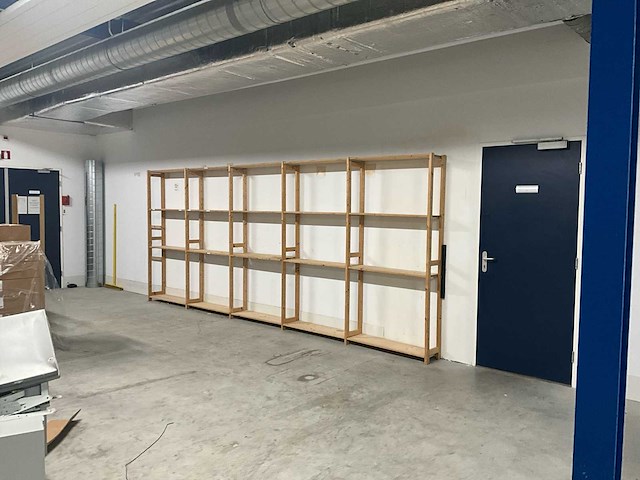 Verschillende houten rekken - afbeelding 2 van  5