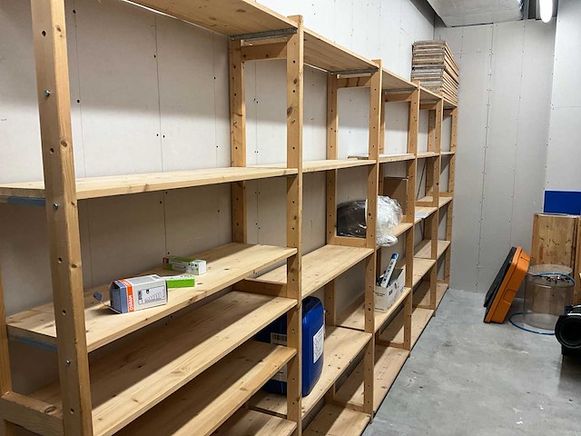 Verschillende houten rekken - afbeelding 3 van  5