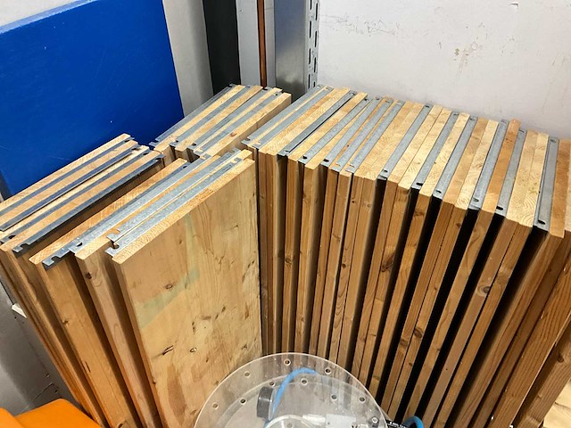 Verschillende houten rekken - afbeelding 4 van  5